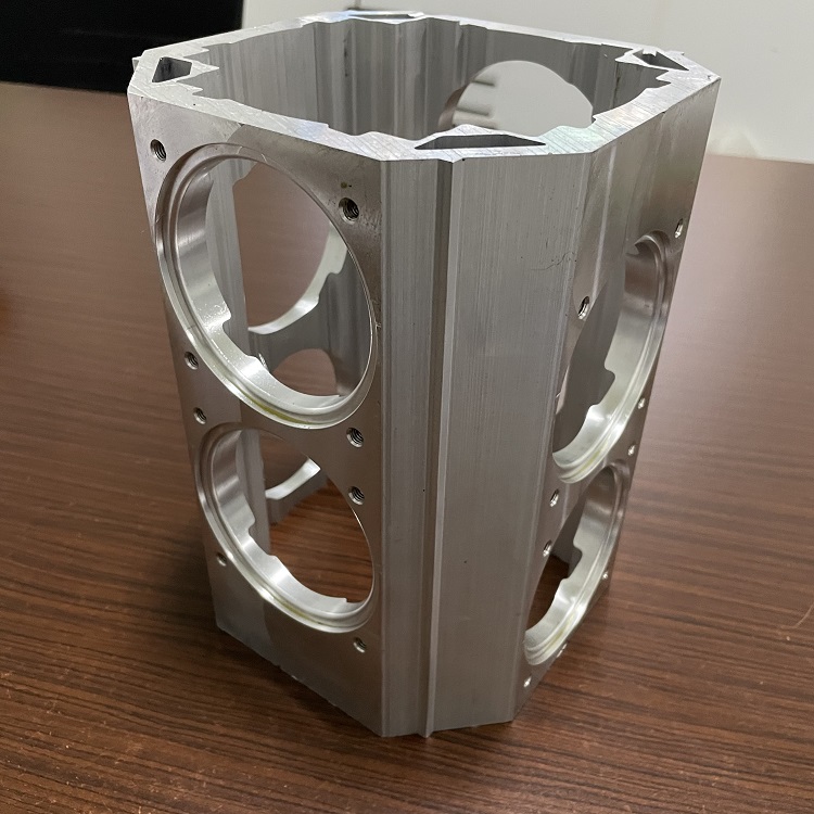 Usinage CNC de raccords en aluminium pour dispositifs médicaux